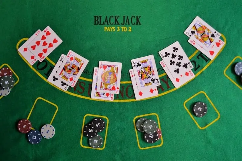 Một ván bài blackjack trong casino diễn ra như thế nào?